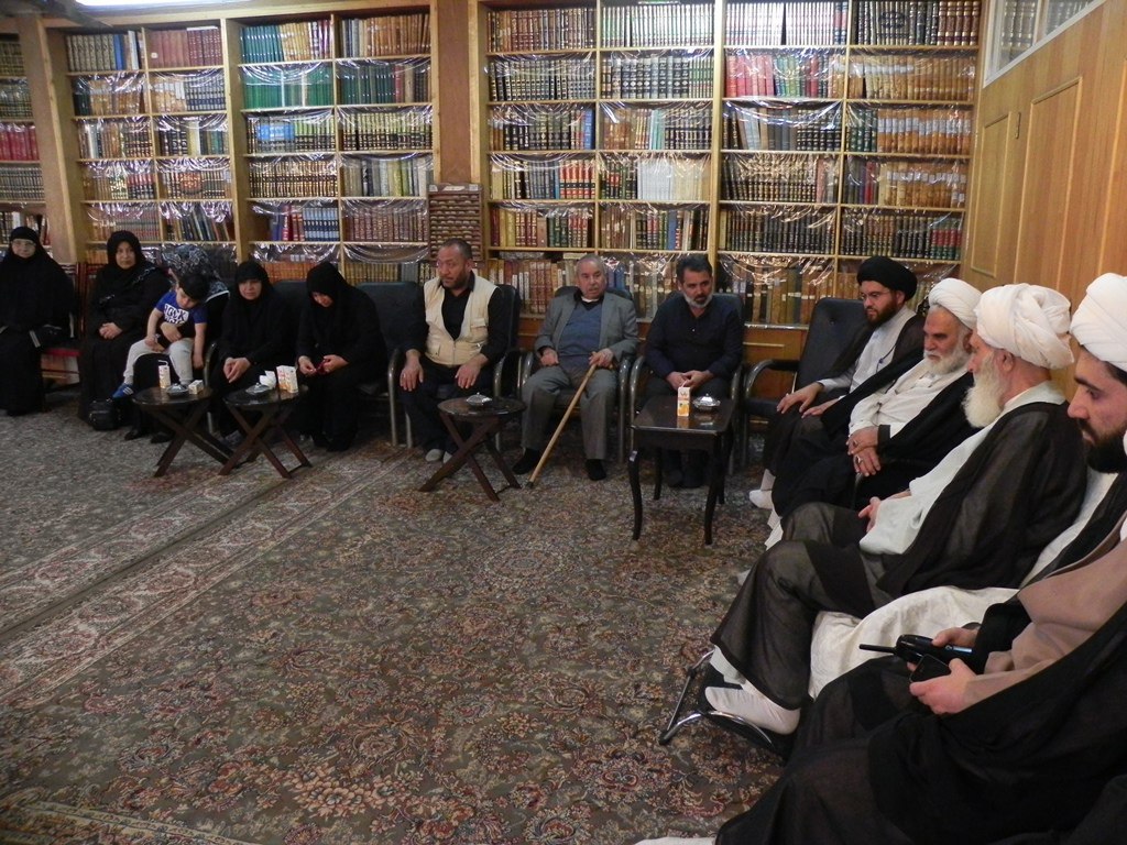 izmir'den gelen bir grup Şii'nin Ayetullah Əl Uzma Duzduzani Tebrizi ile görüştüler